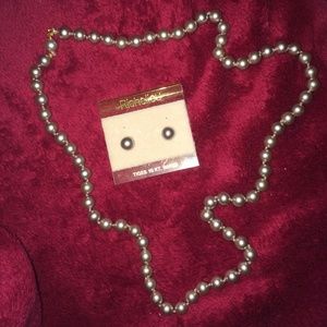 NEW - Ladies/girls silver tone necklace and stud earrings 14KT. posts wires